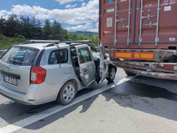 TEM’de otomobil tıra çarptı: 5 yaralı