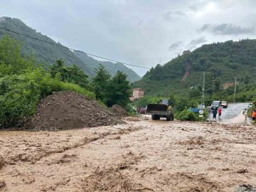 Belediye ekipleri şiddetli yağışlar sonrası kapanan yolları ulaşıma açtı