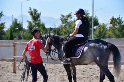 Kayseri Büyükşehir'den binicilik eğitimi